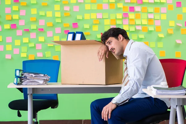 Mann sammelt seine Sachen nach Kündigung im Büro mit Mann — Stockfoto
