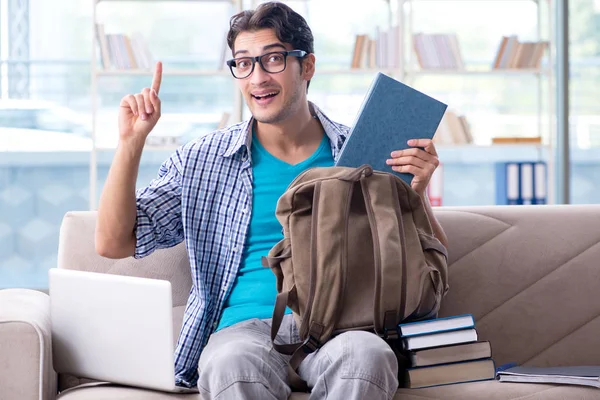 Estudiante caucásico con portátil preparándose para los exámenes universitarios —  Fotos de Stock