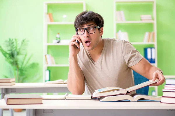 Estudiante preparándose para exámenes universitarios —  Fotos de Stock