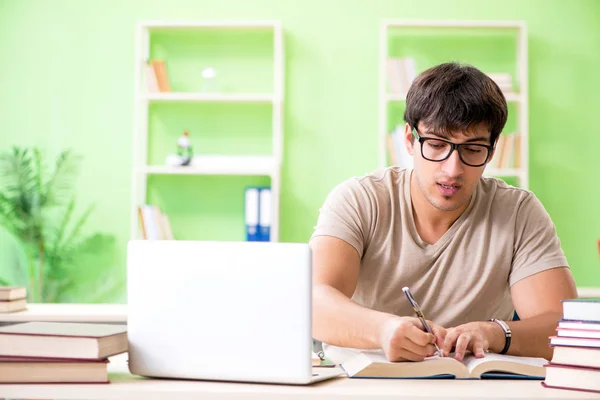 Étudiant se préparant aux examens universitaires — Photo