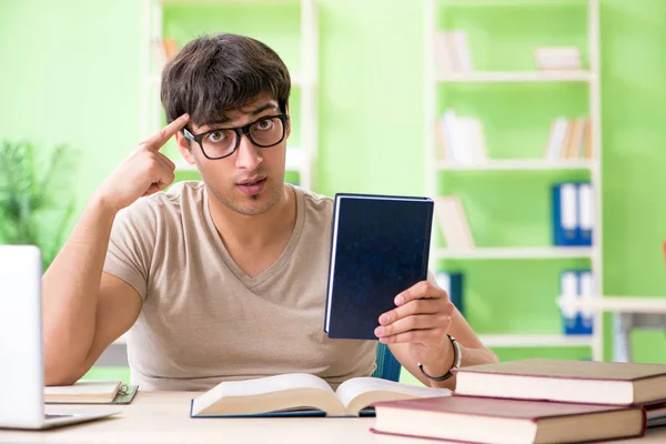 Étudiant se préparant aux examens universitaires — Photo