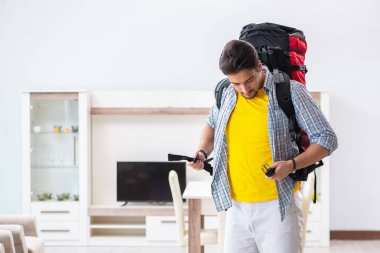 Seyahati için sırt çantası hazırlıyor.