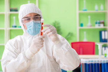 Doktor laboratuarda kan analizi yapıyor.