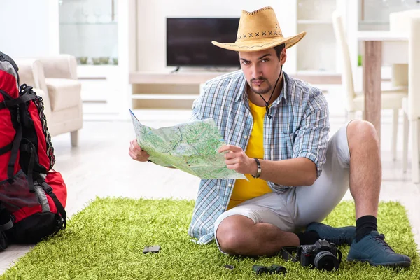 Homem planejando sua viagem com mapa — Fotografia de Stock