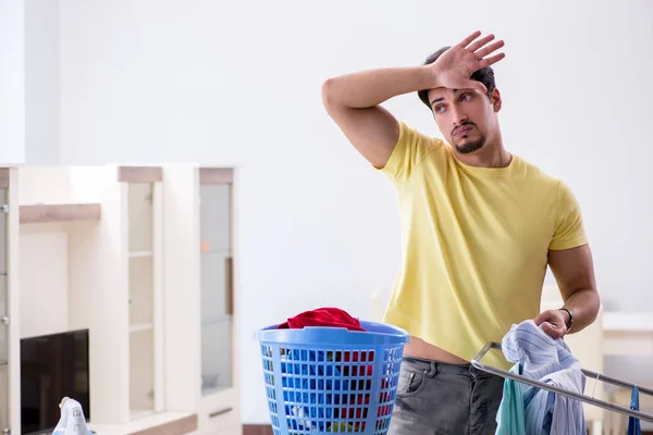 Красивий чоловік чоловік робить відмивання вдома — стокове фото