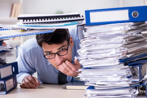 Empresario extremadamente ocupado trabajando en la oficina — Foto de Stock