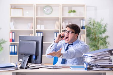 Ofiste çalışan stresli bir iş adamı.  