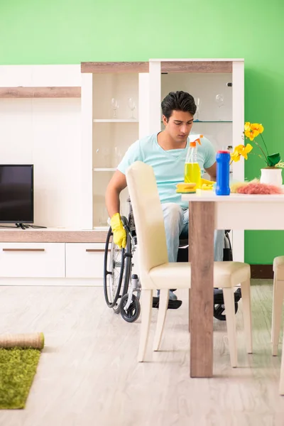 Hombre Discapacitado Casa Limpieza Silla Ruedas —  Fotos de Stock
