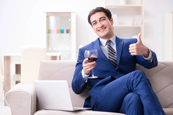 Affärsman dricka vin sitter hemma — Stockfoto