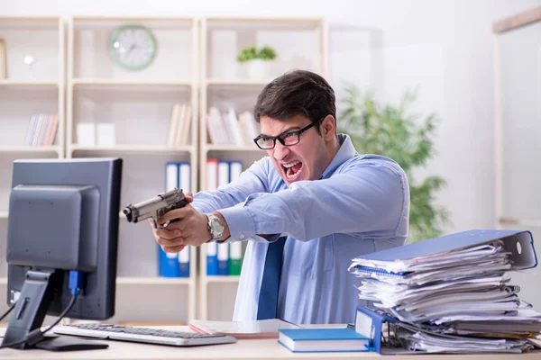 Stressig affärsman som arbetar på kontoret — Stockfoto