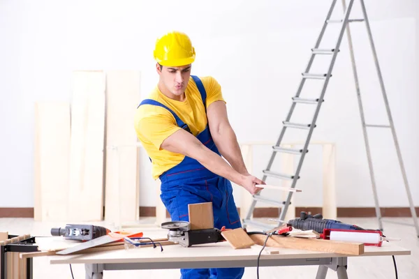 Fußbodenreparateur enttäuscht von seiner Arbeit — Stockfoto