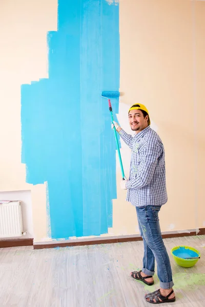 Painter man painting the wall at home — Stock Photo, Image