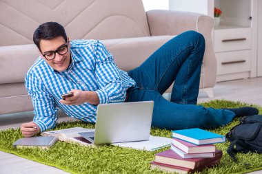 MBA yapan öğrenci çevrimiçi eğitim yapıyor