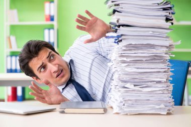 İş adamının evrak işleri ve iş yükü ile ilgili sorunları var