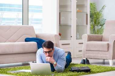 İş adamı eve iş getirip fazla mesai yapıyor.