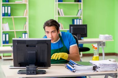 Hacker kişisel verileri çalmak profesyonel temiz kapak altında