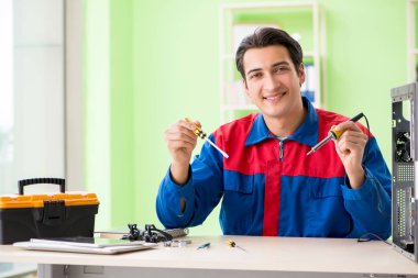 Bilgisayar mühendisi bozuk masaüstünü onarıyor