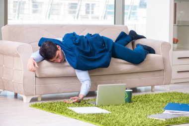 Yorgun ve yorgun iş adamı yorucu bir günün ardından dinleniyor.