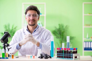 Laboratuvarda çalışan bir kimyager.