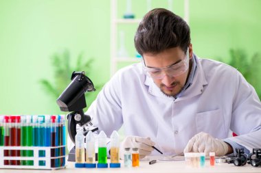 Laboratuvarda çalışan bir kimyager.