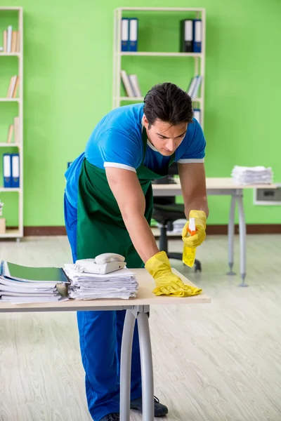 Άνδρας όμορφος επαγγελματίας καθαριστής εργάζεται στο γραφείο — Φωτογραφία Αρχείου