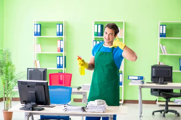 Masculino bonito profissional de limpeza trabalhando no escritório — Fotografia de Stock