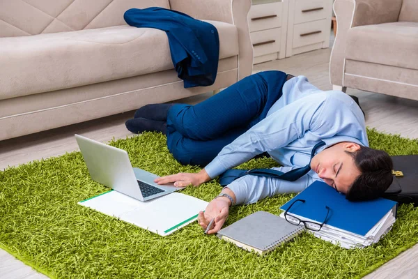 Trøtt og utslitt forretningsmann som slapper av etter en hard dag – stockfoto
