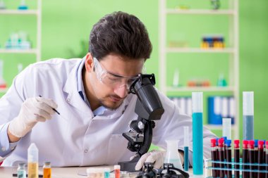 Laboratuvarda çalışan bir kimyager.