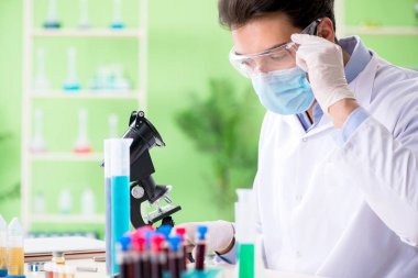 Laboratuvarda çalışan bir kimyager.