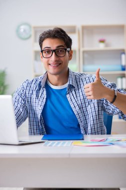 Genç tasarımcı yeni proje üzerinde çalışıyor ve renkleri seçiyor