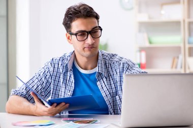 Genç tasarımcı yeni proje üzerinde çalışıyor ve renkleri seçiyor