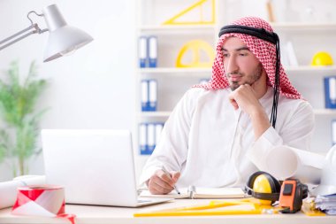 Arap mühendis yeni proje üzerinde çalışıyor