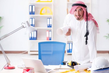 Arap mühendis yeni proje üzerinde çalışıyor