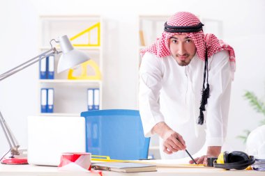Arap mühendis yeni proje üzerinde çalışıyor