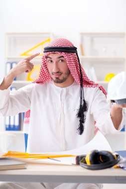 Arap mühendis yeni proje üzerinde çalışıyor