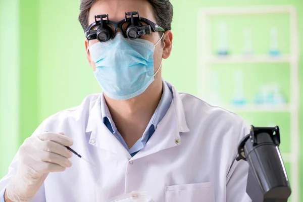 Homem químico que trabalha no laboratório — Fotografia de Stock