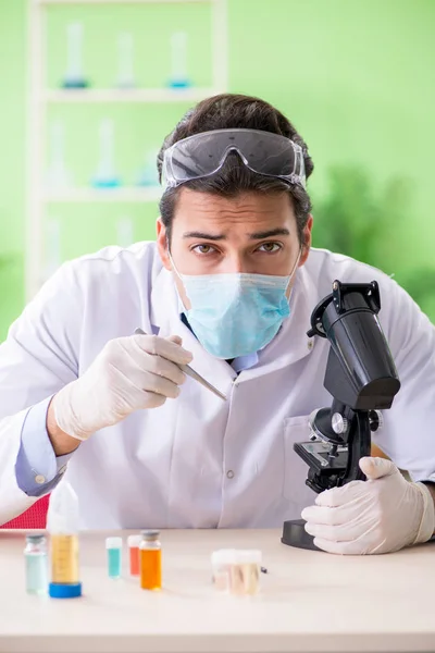 Chemiker im Labor — Stockfoto