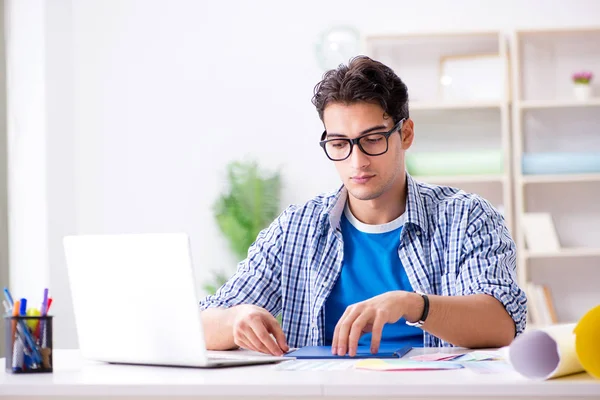 Joven diseñador trabajando en un nuevo proyecto y eligiendo colores — Foto de Stock