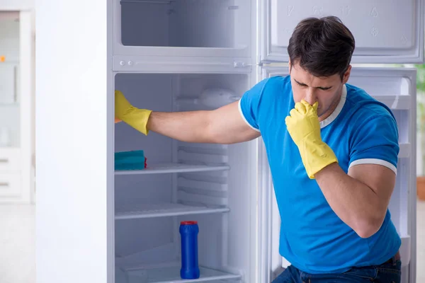 위생 감각에 있어서 냉장고를 청소하는 사람 — 스톡 사진