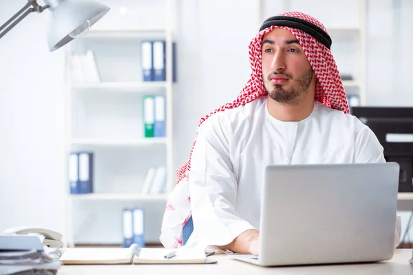 Uomo d'affari arabo che lavora in ufficio — Foto Stock