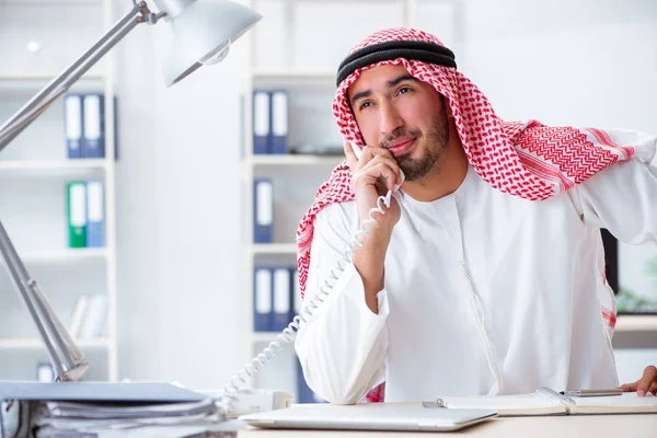 Uomo d'affari arabo che lavora in ufficio — Foto Stock