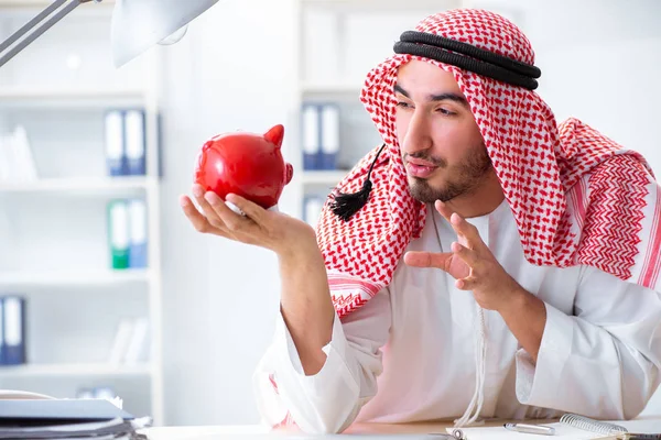 Arabischer Geschäftsmann arbeitet im Büro — Stockfoto