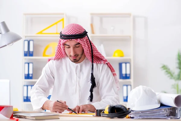 Arap mühendis yeni proje üzerinde çalışıyor