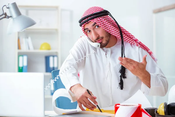 Ingegnere arabo al lavoro su un nuovo progetto — Foto Stock