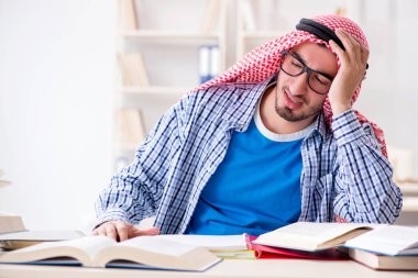Üniversite sınavlarına hazırlanan Arap öğrenci