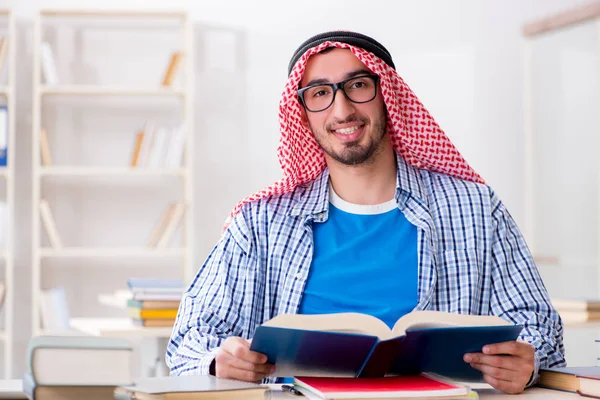 Arabski student przygotowujący się do egzaminów uniwersyteckich — Zdjęcie stockowe