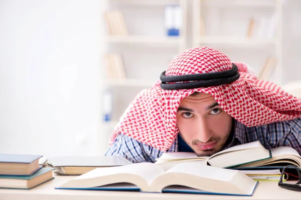 Studente arabo preparazione per gli esami universitari — Foto Stock