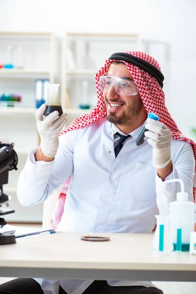 Químico árabe trabalhando no escritório do laboratório — Fotografia de Stock