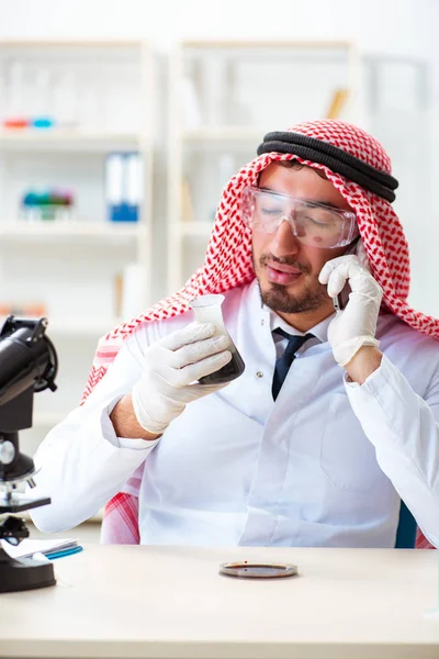 Arabische Chemikerin arbeitet im Laborbüro — Stockfoto