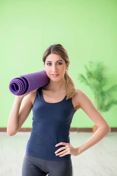 Mulher fazendo exercícios em casa — Fotografia de Stock